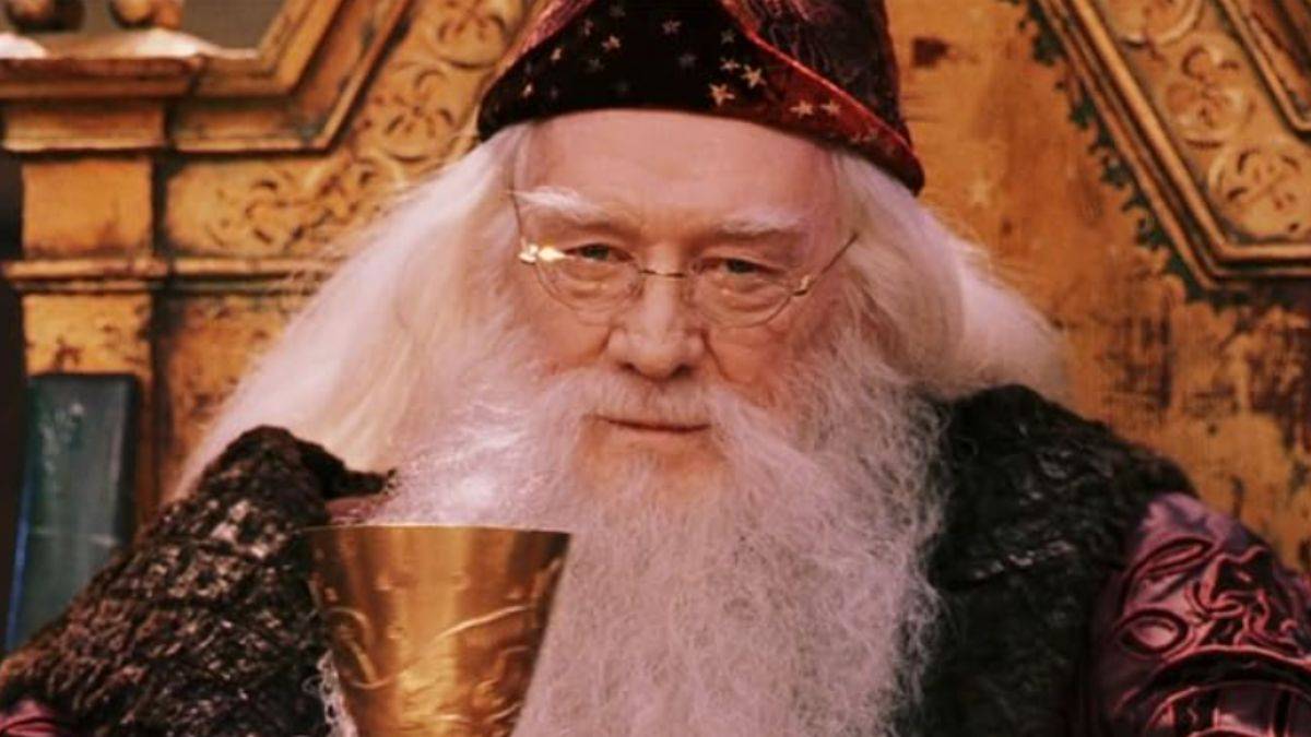 Richard Harris trong vai Dumbledore trong Harry Potter và Sorcerer's Stone