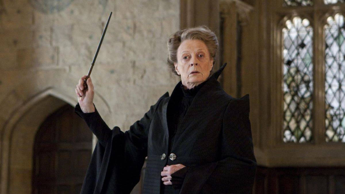 Maggie Smith trong vai Giáo sư Minerva McGonagall trong Harry Potter và Bảo bối Tử thần Phần 2